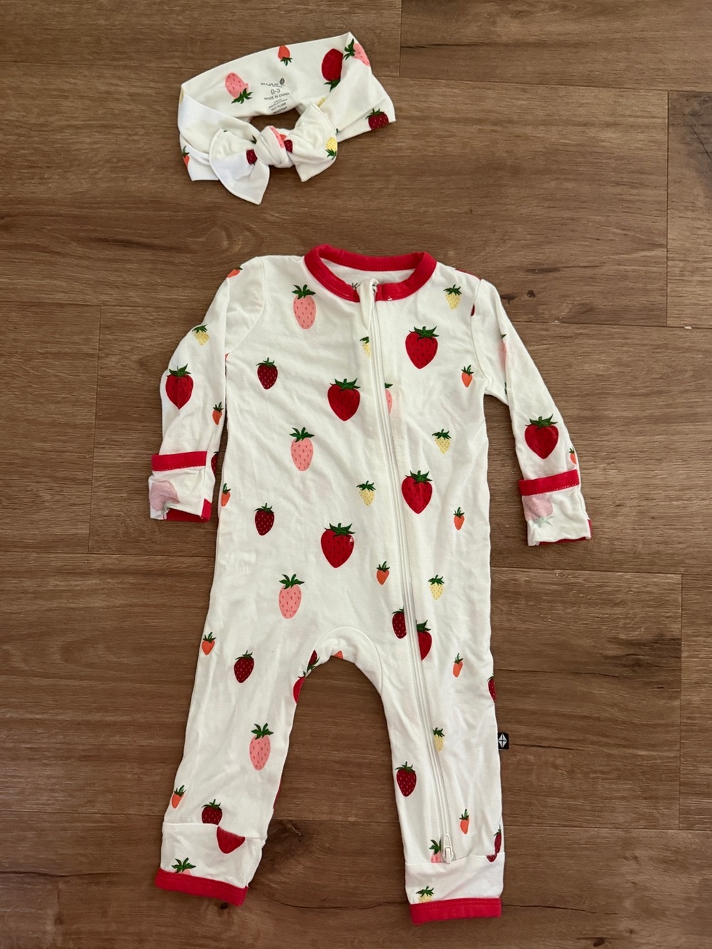 Kyte BABY Strawberry Print Zippered Romper with Headband 0-3